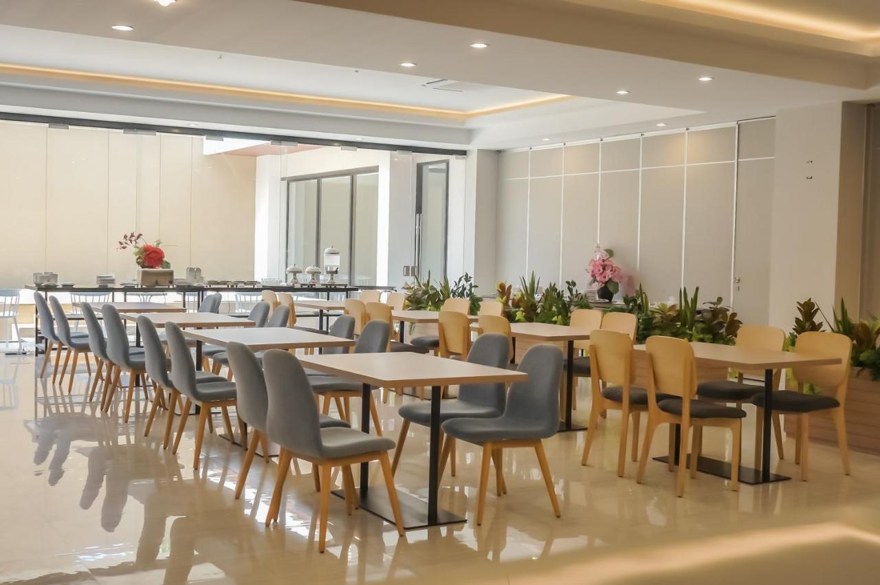 Front One King Hotel Tuban Tuban  Exteriér fotografie