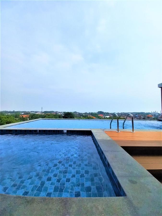 Front One King Hotel Tuban Tuban  Exteriér fotografie