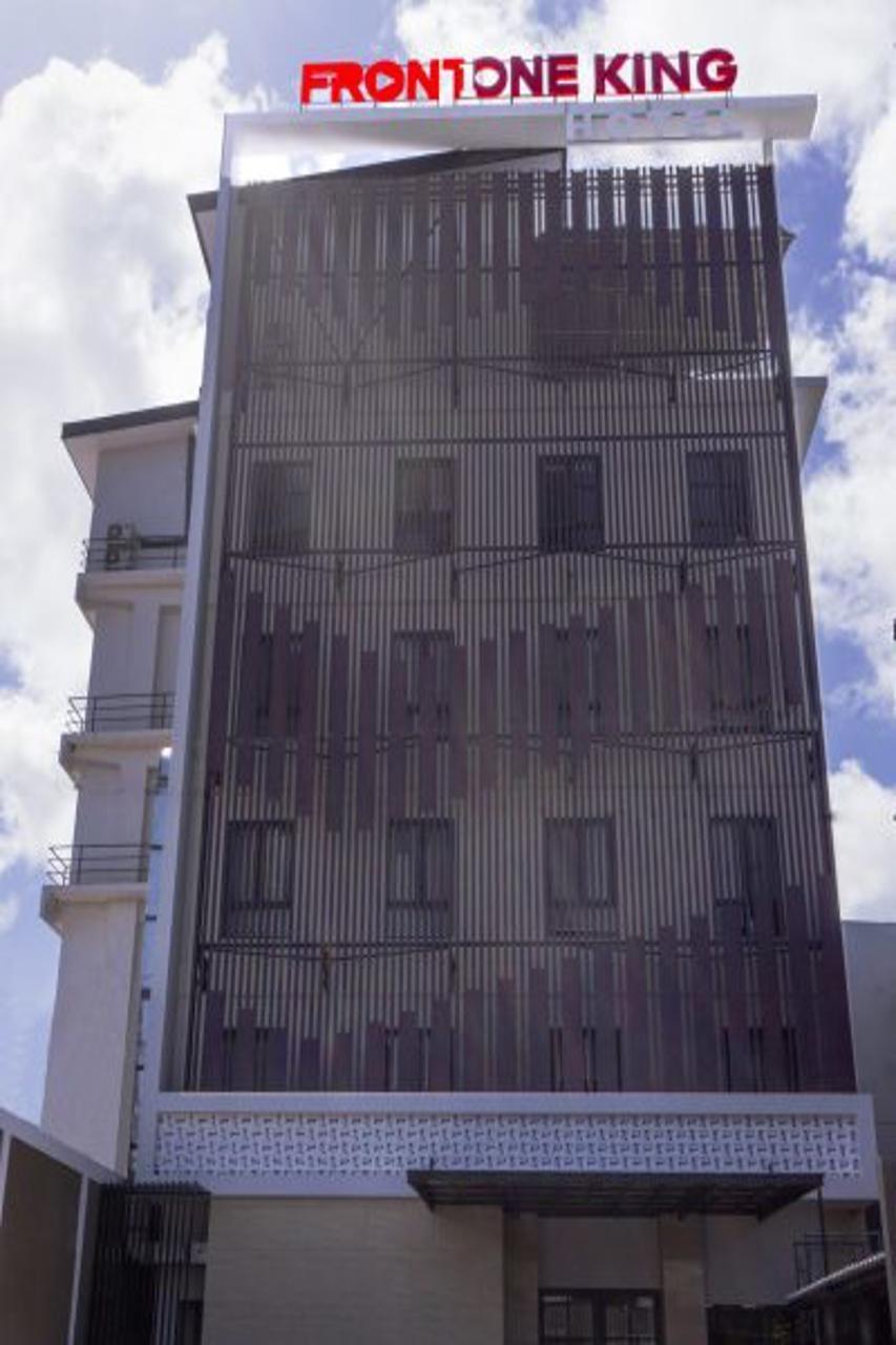 Front One King Hotel Tuban Tuban  Exteriér fotografie